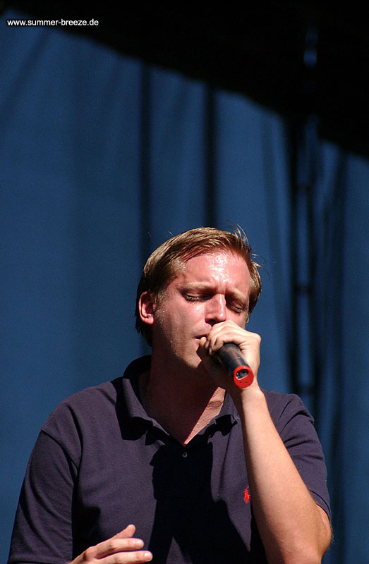 Bild eines Mitglieds der Band Farmer Boys beim Live Auftritt auf dem Summer Breeze 2003.